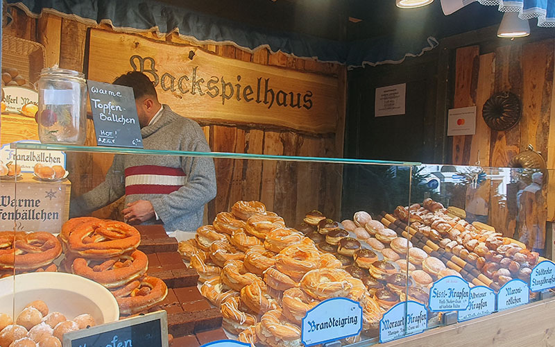 Traditionelle Brezel und Krapfen
