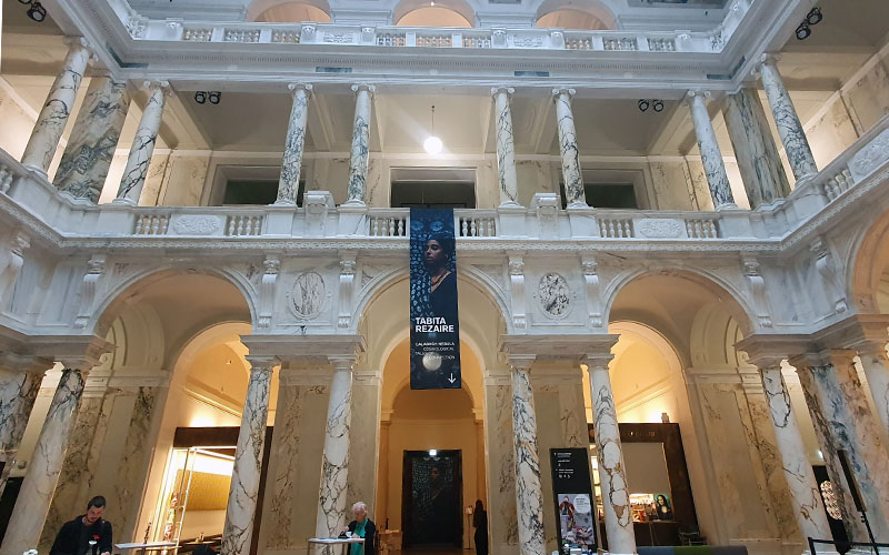 In der Säulenhalle im Weltmuseum Wien