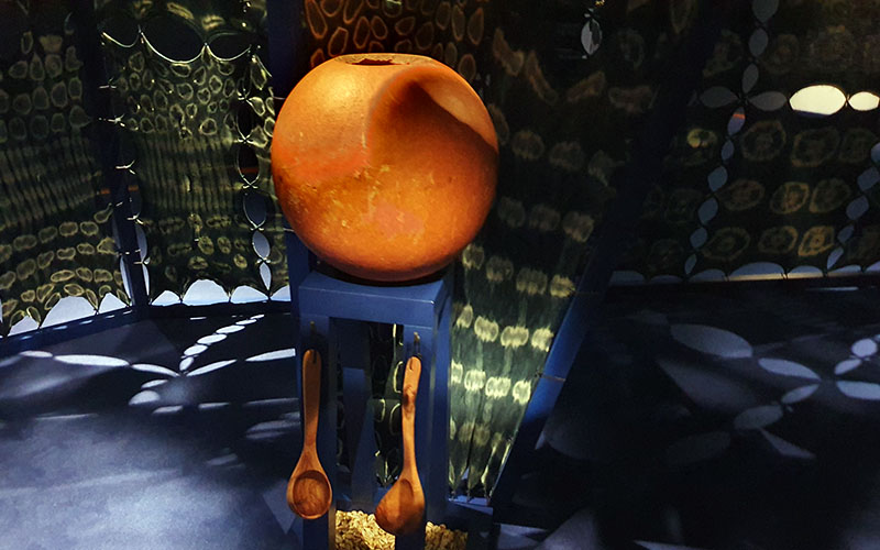 Die Form der Kalabasse zieht sich durch die Ausstellung