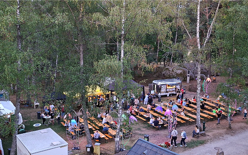 Blick vom Aussichtsturm auf die Gastronomie des Festivals
