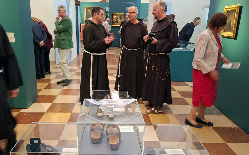 Franziskaner stehen während der Ausstellungszeit für Fragen bereit