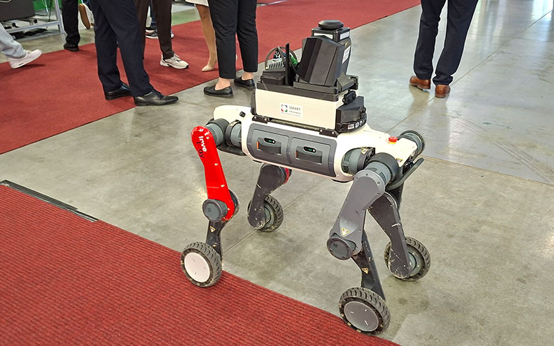Dieser Roboterhund kann durch die Gegend rollen