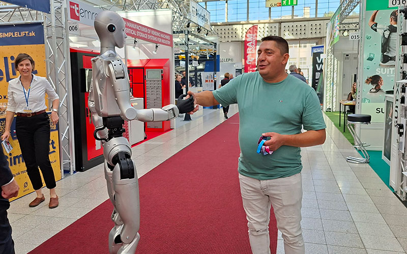 Freundlicher Roboter beim Hände schütteln