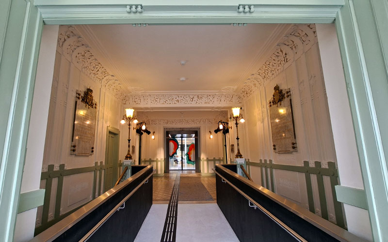 Der Weg zur Ausstellung im Hauptgebäude