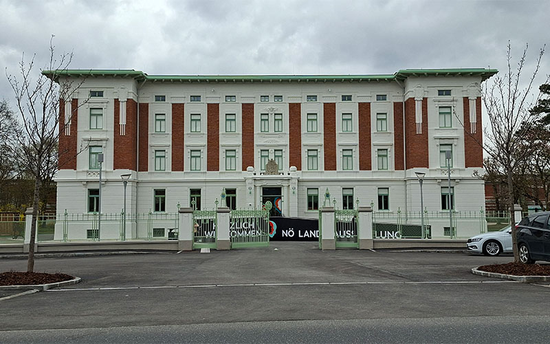 Blick zum Hauptgebäude