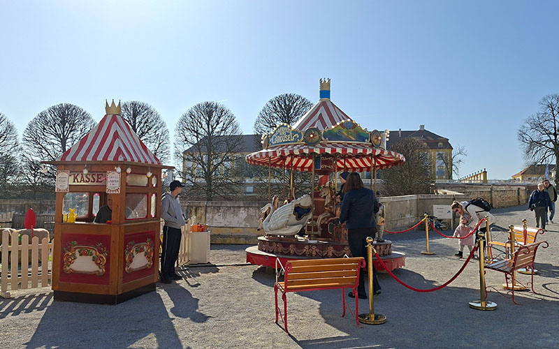 Manche starten beim Kinderkarussel