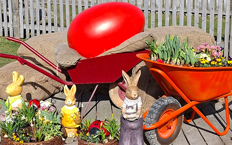 Überall sind Osterdekorationen zu sehen