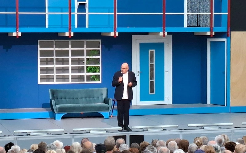 Intendant Wolfgang Böck begrüßt sein Publikum