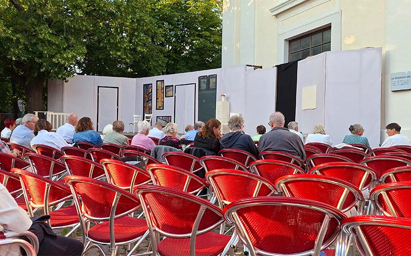 Der Zuschauerraum beginnt sich zu füllen