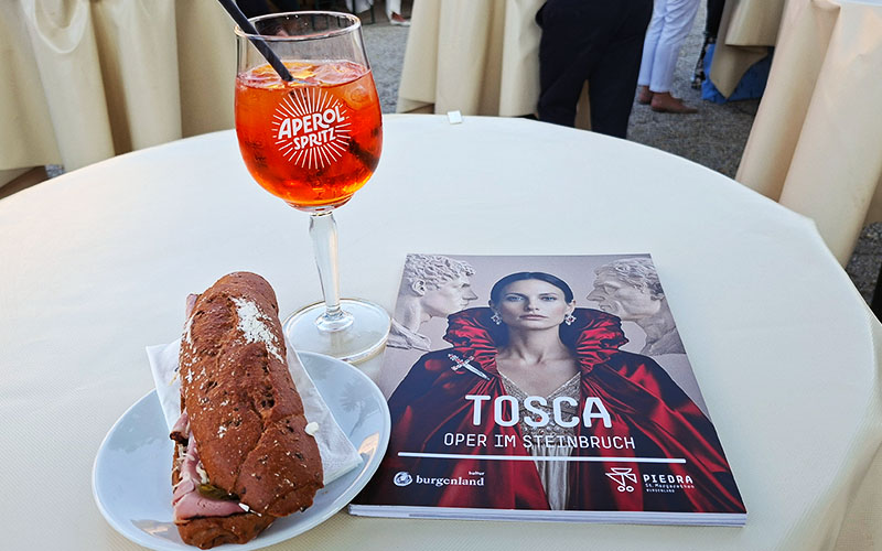 Ich gebe mich mit einem Weckerl und einem Aperol Spritz zufrieden