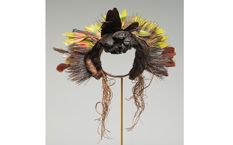 Federkopfschmuck Chamacoco, Chaco, Paraguay, vor 1901 Stachelborsten des Ameisenbären, Federn, Pflanzenfasern Weltmuseum Wien, Sammlung Guido Boggiani © KHM-Museumsverband, Weltmuseum Wien