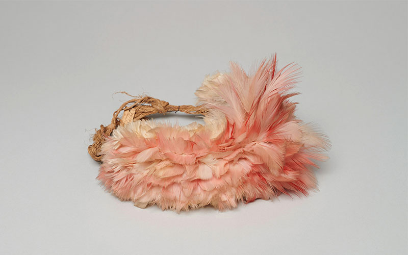 Stirnschmuck Chamacoco, Chaco, Paraguay, vor 1901 Federn vom Rosalöffler, Pflanzenfasern Weltmuseum Wien, Sammlung Guido Boggiani © KHM-Museumsverband, Weltmuseum Wien