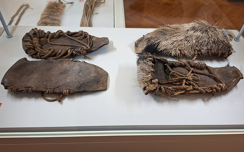 Sandalen aus Ameisenbärfell und Pflanzenfasern