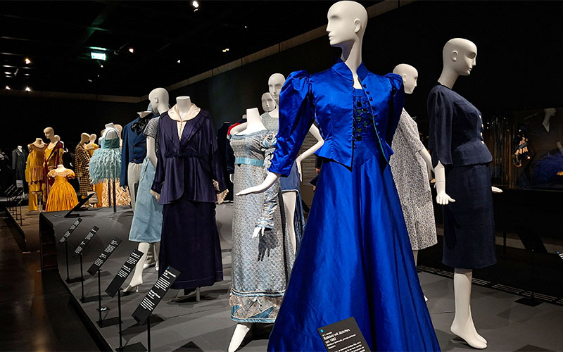 Das blaue Kleid überstrahlt alles