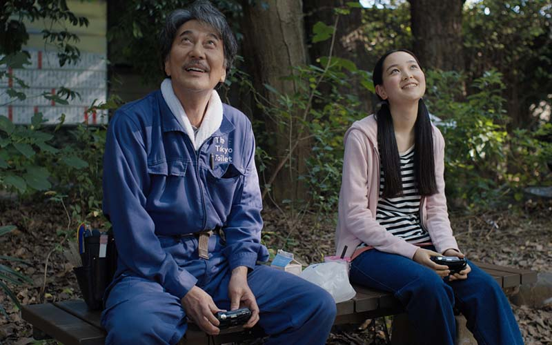 Glück im Gleichmaß: Der Toilettenreiniger Hirayama (Koji Yakusho“) mit seiner Nichte Foto © 2023, Master Mind Ltd