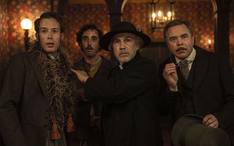 Christoph Waltz als Priester (Foto © 2025, Leonine Studios)