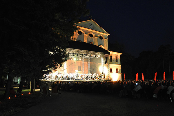 Klassik unter Sternen im Ehrenhof von Schloss Kirchstetten (Foto © Bettina Gartner)