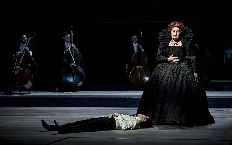 Beeindruckend - der Auftritt der Queen Elisabeth (Foto ©  Janáček Theater, Marek Olbrzymek)