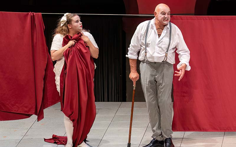 Auf die Gefühle seiner Tochter kann Pantalone keine Rücksicht nehmen (Ida Golda und Wolfgang Böck - Foto © Vogus)