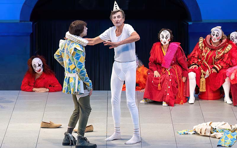 Der alte Arlecchino (Hubsi Kramer) übergibt an seinen Nachfolger (Nico Dorigatti) - Foto © Vogus