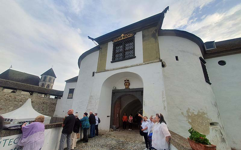 Fast schon wieder blauer Himmel über dem Schloss Kobersdorf