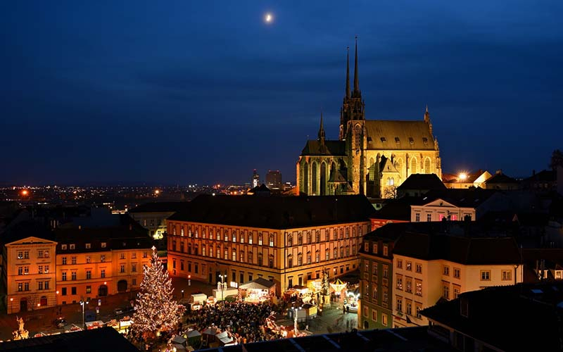 Blick zur Kirche Peter und Paul (Foto © shutterstock, Monty Peter)