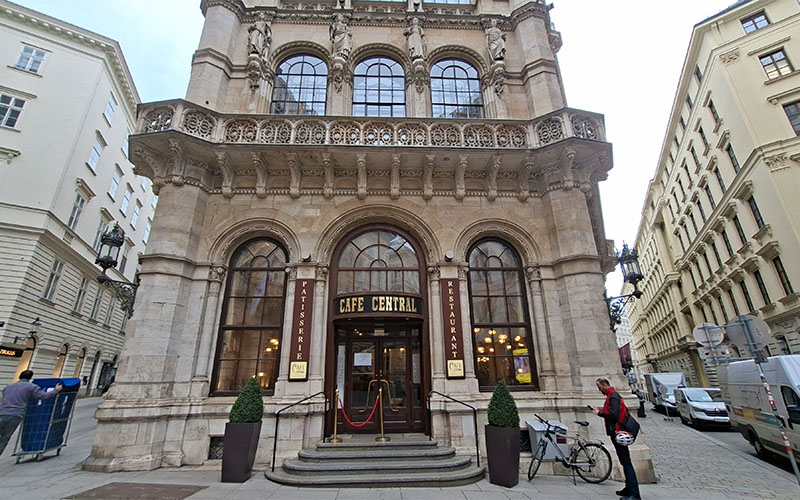 Davor bilden sich normalerweise Menschenschlangen