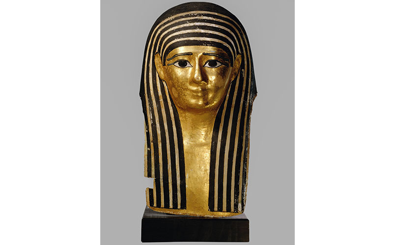 Mumienmaske 3.–1. Jh. v. Chr. Leinen, stuckiert, bemalt und teilweise vergoldet H. 48 cm, B. 26 cm, T. 28 cm Kunsthistorisches Museum, Wien, Ägyptisch-Orientalische Sammlung © KHM-Museumsverband