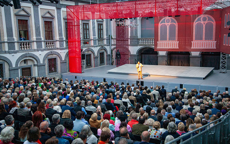 Intendant Wolfgang Böck begrüßt sein Publikum (Foto © Martin Pauer)