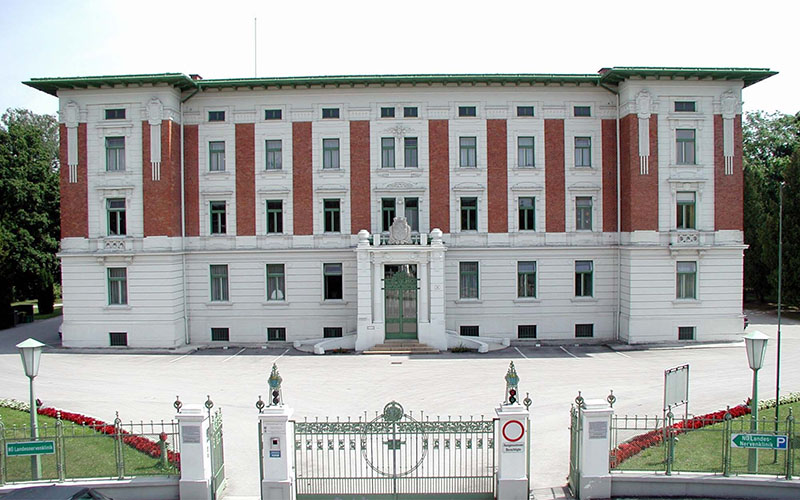 Blick auf das Haupthaus des Landesklinikums