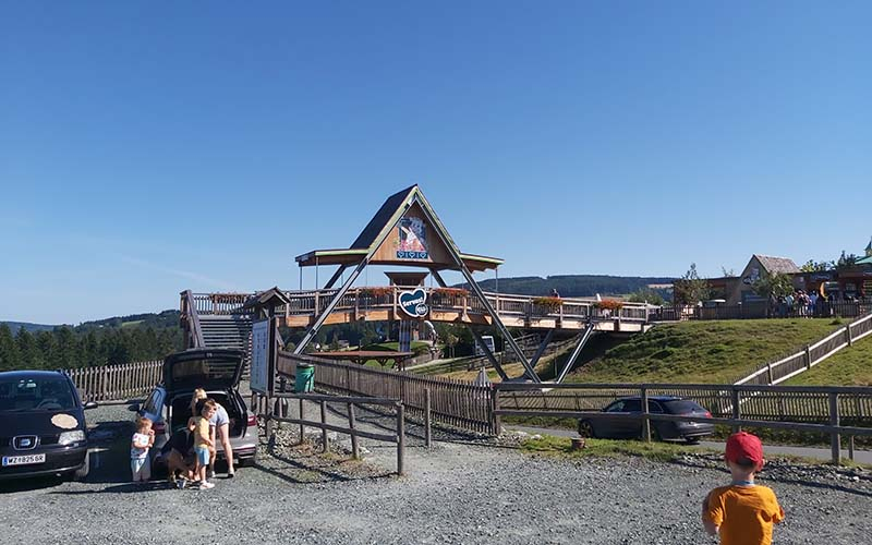 Blick zum Eingang des Erlebnisparks des Eis-Greisslers in der Buckligen Welt