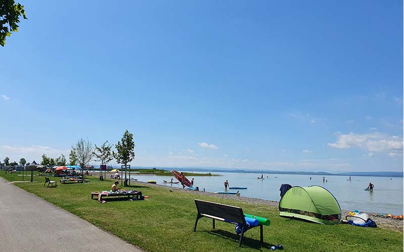 Blick vom Strand zum See am Campingplatz