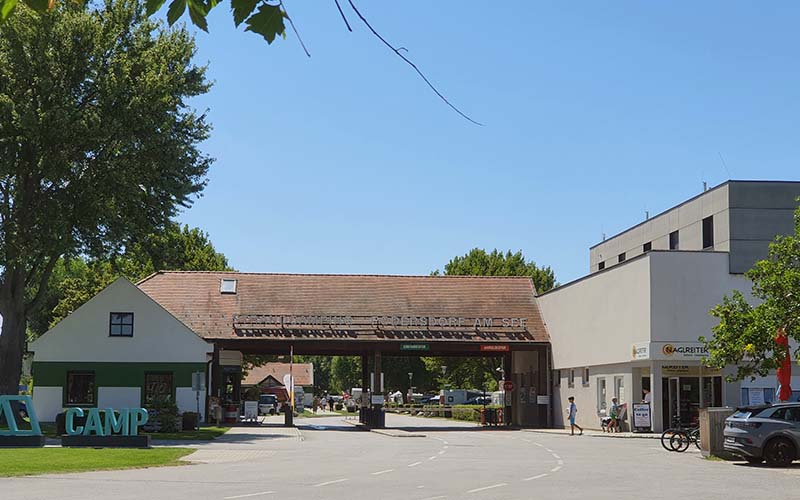 Die Einfahrt zum Strand-Camping Podersdorf