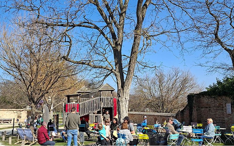 Bei den Spielplätzen gibt es auch Snacks zu kaufen
