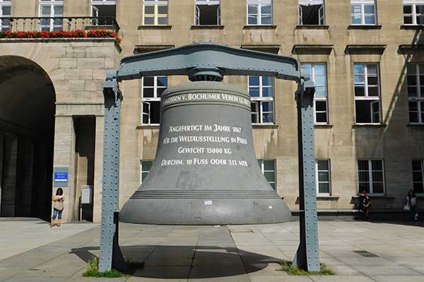 Die große Glocke vor dem Rathaus (Foto © Dagmar Postel)