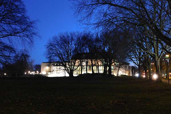 Blick auf das Aalto-Theater bei Nacht 