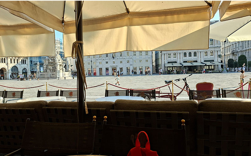 Blick vom Caffè auf den großen Platz in Triest