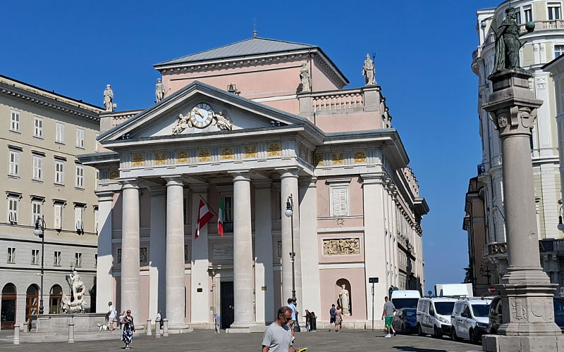 Die Borsa Vecchia und die Statue von Leopold I.