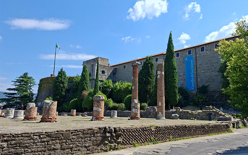Blick zum Castello San Giusto