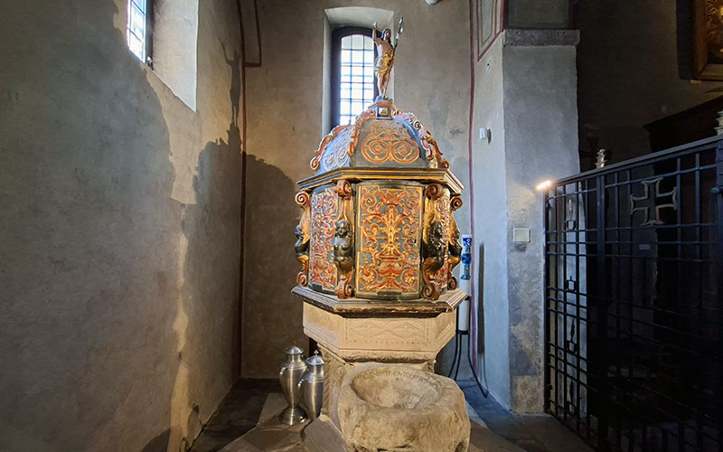 Das Taufbecken in der Kathedrale San Giusto