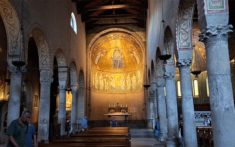 Im Inneren der Kathedrale
