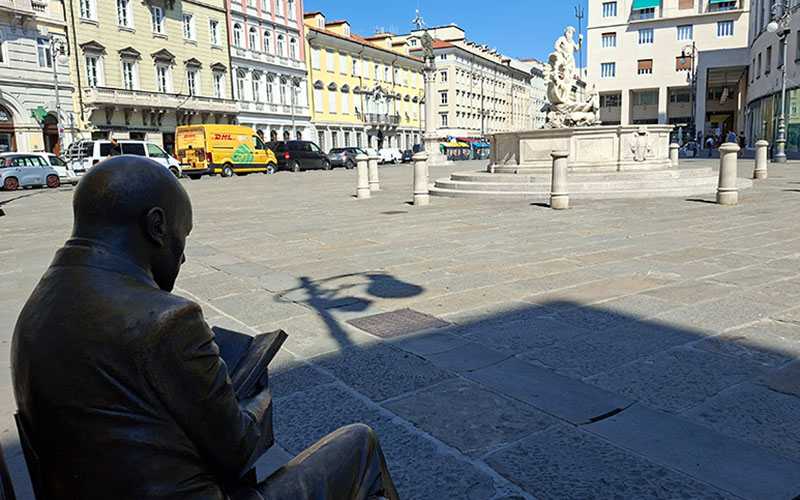 Gabriele D'Annunzio auf der Piazza della Borsa