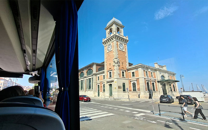 Im Hopp On Hopp Off-Bus am Hafen entlang
