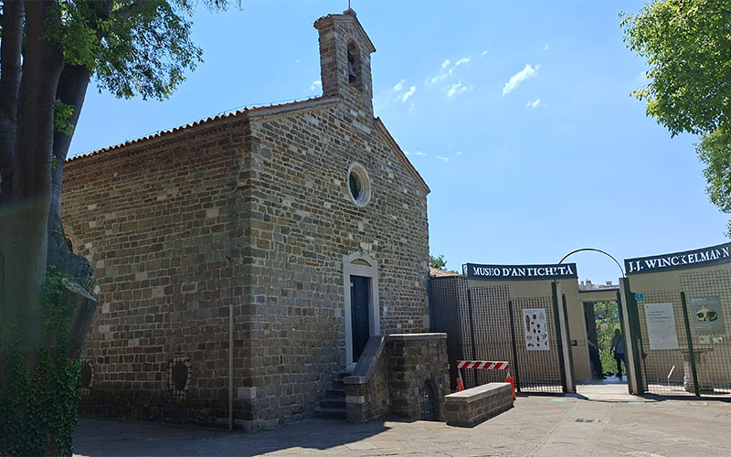 Zwischen der Kathedrale und dem Winckelmann-Museum steht die Kapelle San Giusto