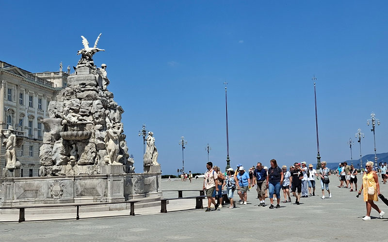 Blick zum Brunnen der vier Kontinente am großen Platz von Triest