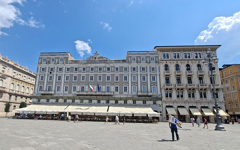 Die Casa Stratti mit dem Caffè degli Specchi