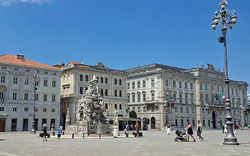 Blick zum Brunnen und zum Palazzo Pitteri