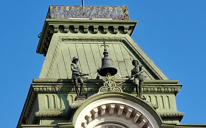 Die Kopien von Michez und Jachez am Rathausturm