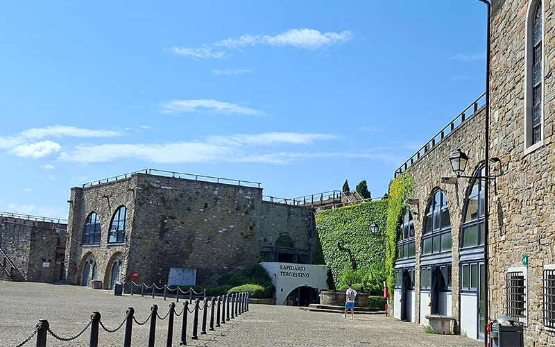 Der Innenhof des Castello San Giusto