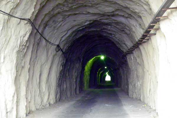 Heute ist es eine abenteuerliche Fahrt durch diesen Tunnel (nur ein Auto hat Platz!)